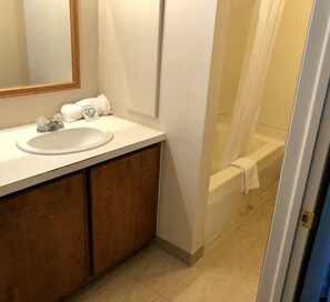 Combined shower/tub, towels