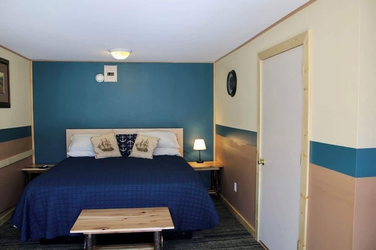 Deluxe Cottage 1 King Beds | Premium bedding, pillowtop beds, blackout drapes, WiFi (free)