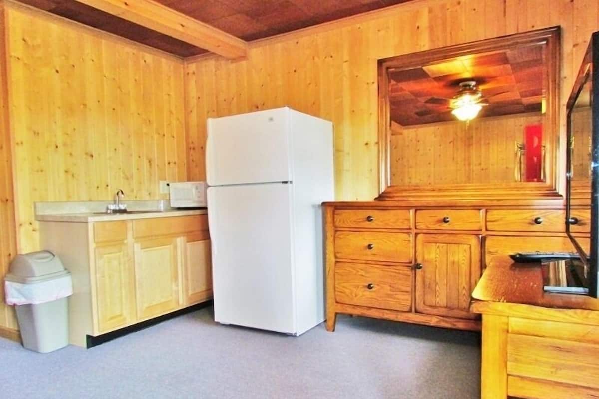 Traditional Single Room, 1 Queen Bed, Pool View, Poolside (No Pets) | Room amenity