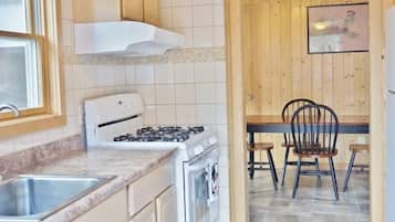 Suite Premium (No Pets) | Cocina privada | Refrigerador, microondas, cafetera y tetera y tostadora