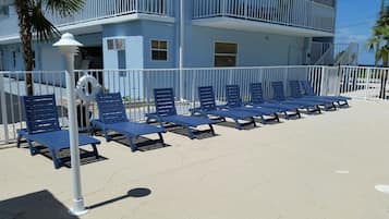 Piscine extérieure, chaises longues