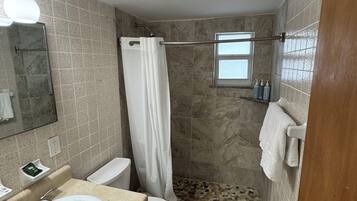 Premium appartement, 2 slaapkamers, keuken | Badkamer | Een douche, een haardroger, handdoeken