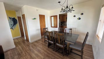 Premium Apartment, 2 Bedrooms, Kitchen | In-room dining