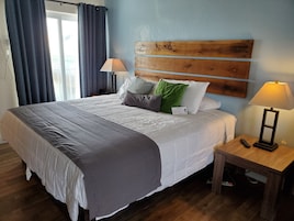 Premium bedding, soundproofing, iron/ironing board, free WiFi