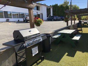 BBQ/picnic area - Apple Inn Motel (Chelan)