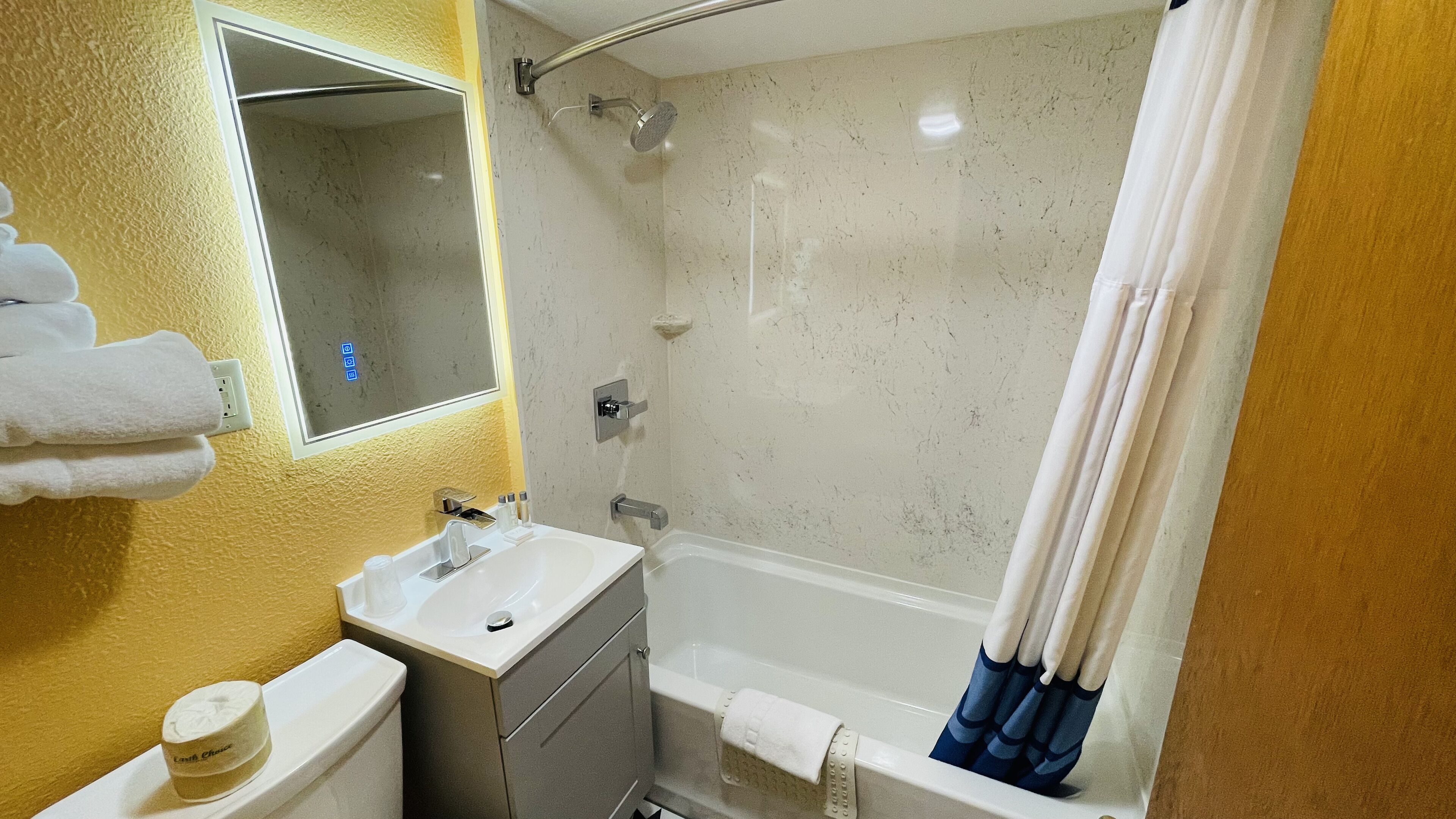 Small King Room | Bathroom