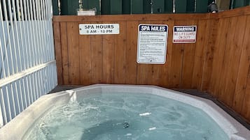 Bañera de hidromasaje al aire libre