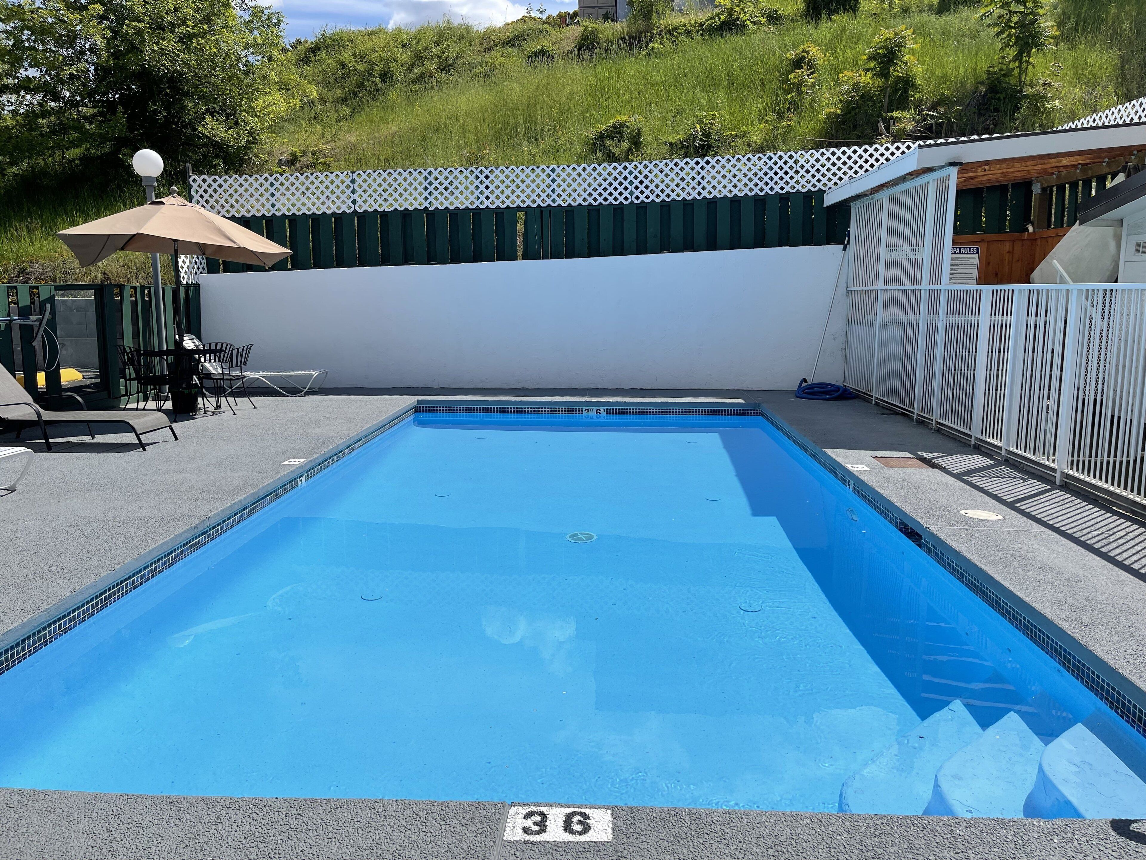 Una piscina al aire libre de temporada