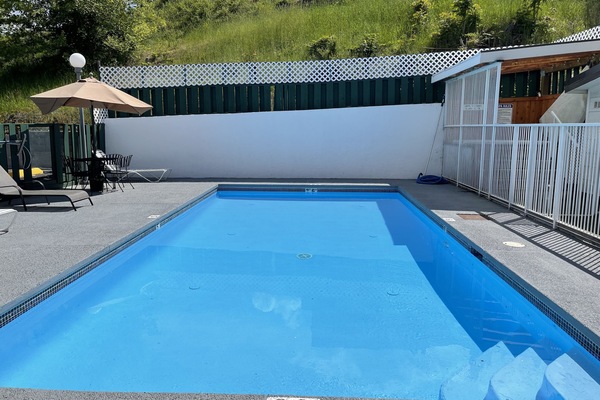 Una piscina al aire libre de temporada