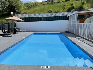 Seasonal outdoor pool - Apple Inn Motel (Chelan)