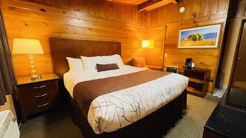 Habitación básica, 1 cama de matrimonio grande | Escritorio, tabla de planchar con plancha, wifi gratis y ropa de cama