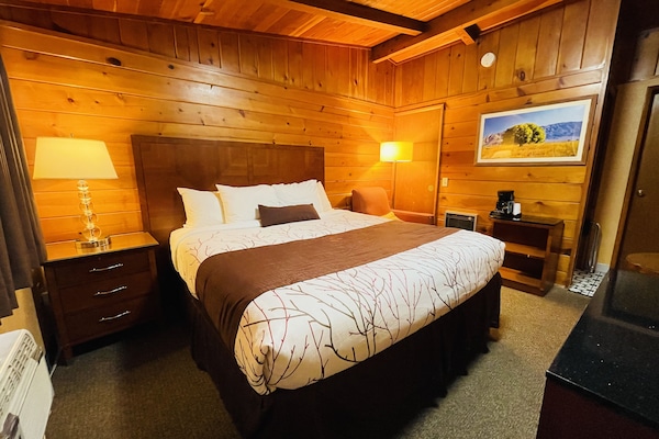 Basic-Zimmer, 1 King-Bett | Schreibtisch, Bügeleisen/Bügelbrett, kostenloses WLAN, Bettwäsche