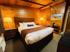 Basic-Zimmer, 1 King-Bett | Schreibtisch, Bügeleisen/Bügelbrett, kostenloses WLAN, Bettwäsche