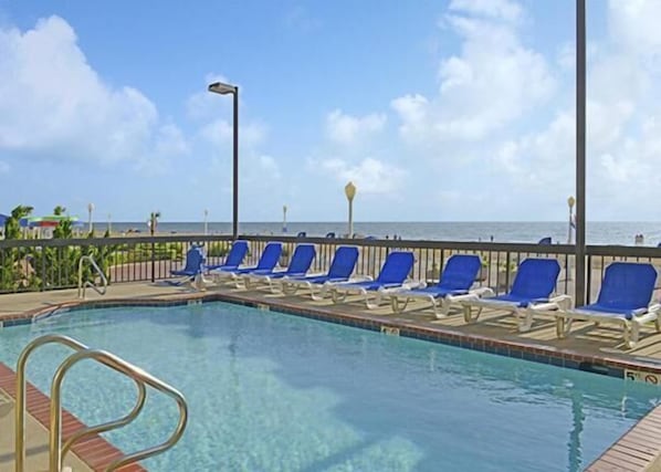 Seasonal outdoor pool, sun loungers - Breakers Resort Inn (Virginia Beach)