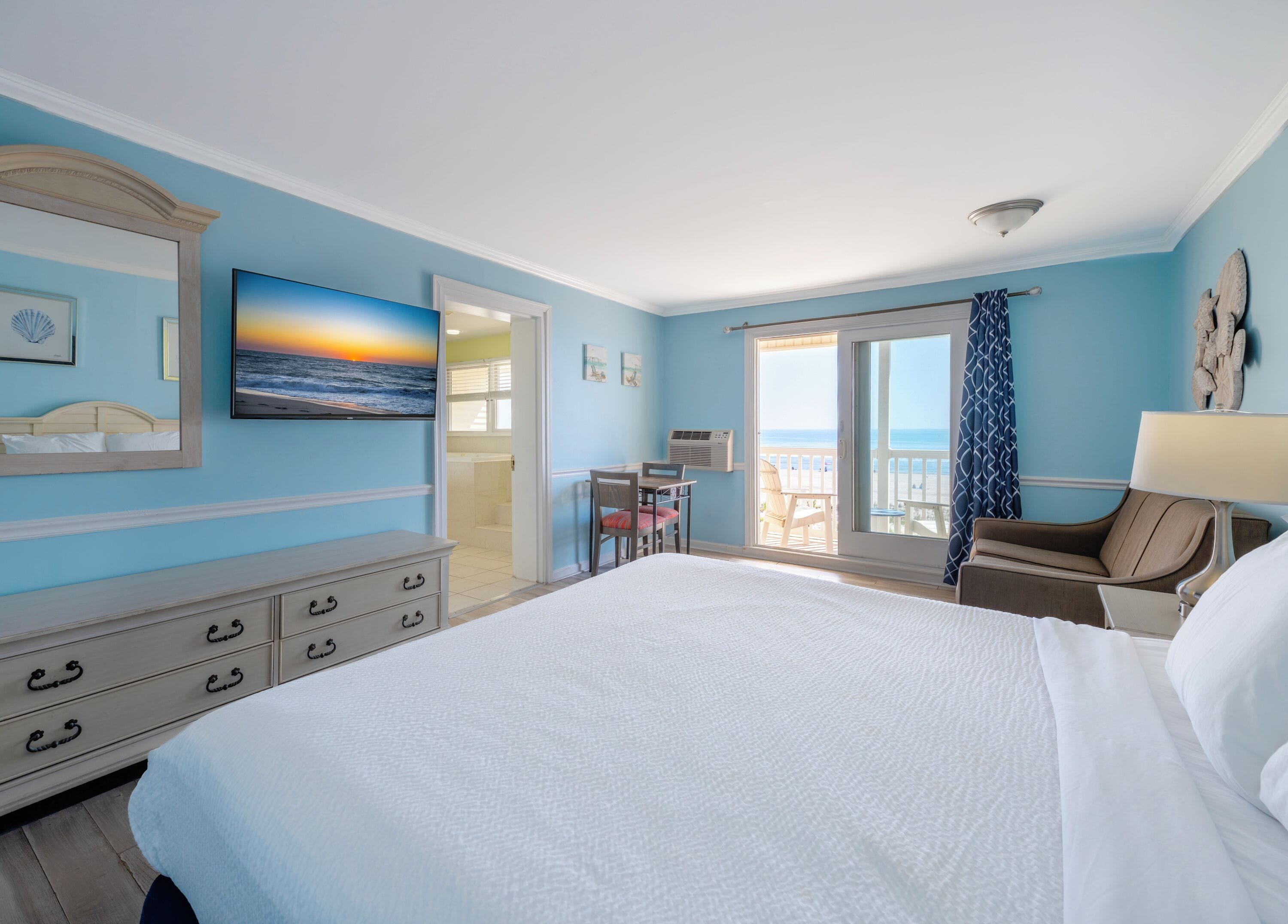 Studio Suite, 1 King Bed, Balcony, Ocean View | Hypo-allergenic bedding, in-room safe, free WiFi, bed sheets