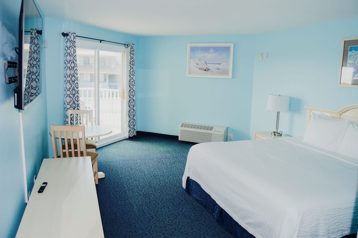 Standard Room, 1 King Bed, Balcony | Hypo-allergenic bedding, in-room safe, free WiFi, bed sheets