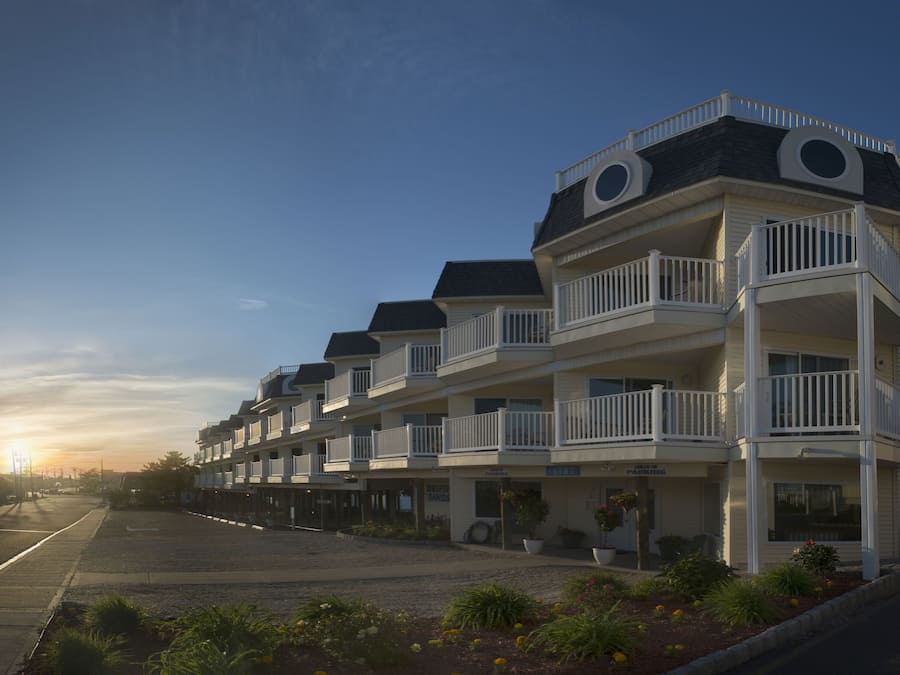 Fachada de la propiedad por la tarde o noche