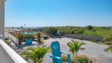 Standard Room, 1 King Bed, Balcony | Hypo-allergenic bedding, in-room safe, free WiFi, bed sheets