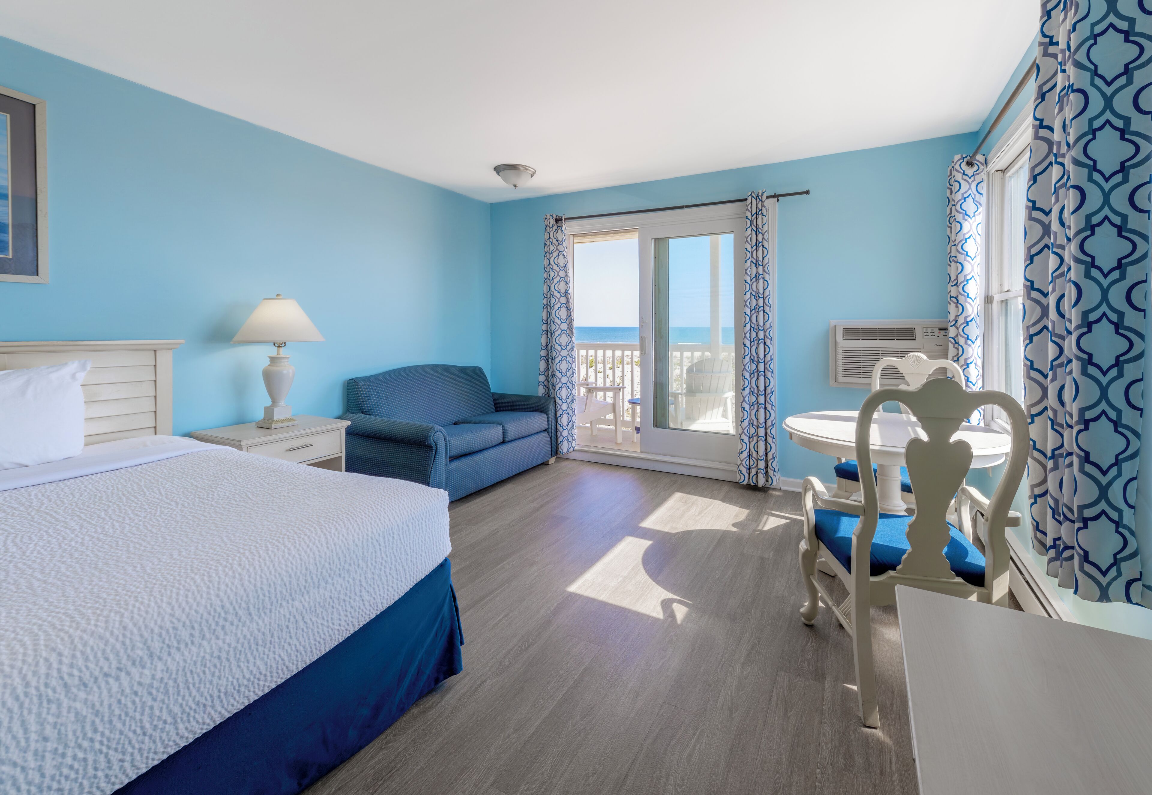 Premier Room, 1 King Bed, Balcony, Oceanfront | Hypo-allergenic bedding, in-room safe, free WiFi, bed sheets