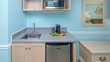 Studio Suite, 1 King Bed, Balcony, Ocean View | Hypo-allergenic bedding, in-room safe, free WiFi, bed sheets