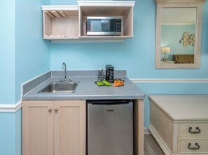 Studio Suite, 1 King Bed, Balcony, Ocean View | Hypo-allergenic bedding, in-room safe, free WiFi, bed sheets