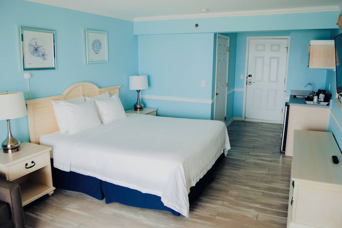 Studio Suite, 1 King Bed, Balcony, Ocean View | Hypo-allergenic bedding, in-room safe, free WiFi, bed sheets