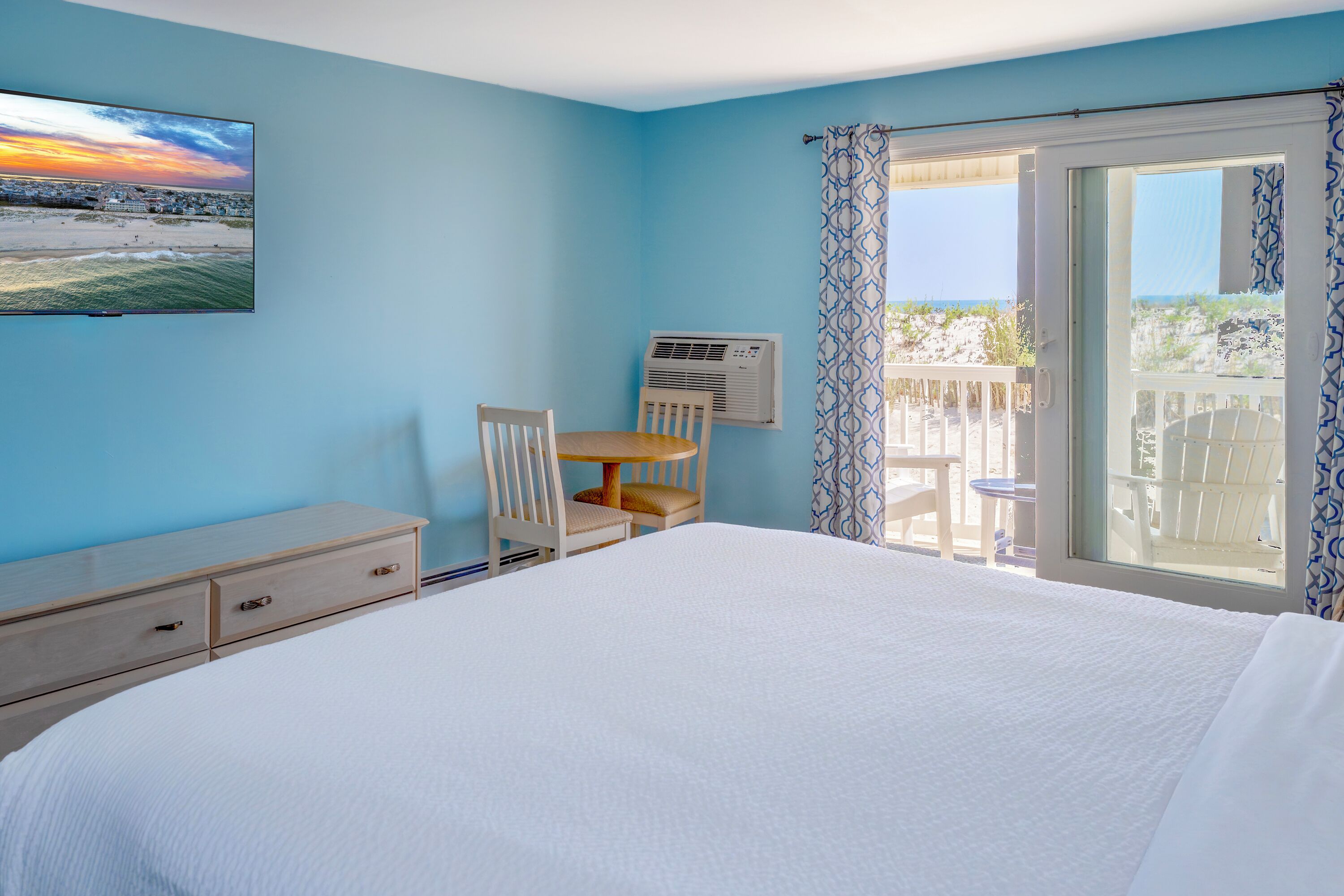 Standard Room, 1 King Bed, Balcony, Oceanfront (1st Floor ) | Hypo-allergenic bedding, in-room safe, free WiFi, bed sheets
