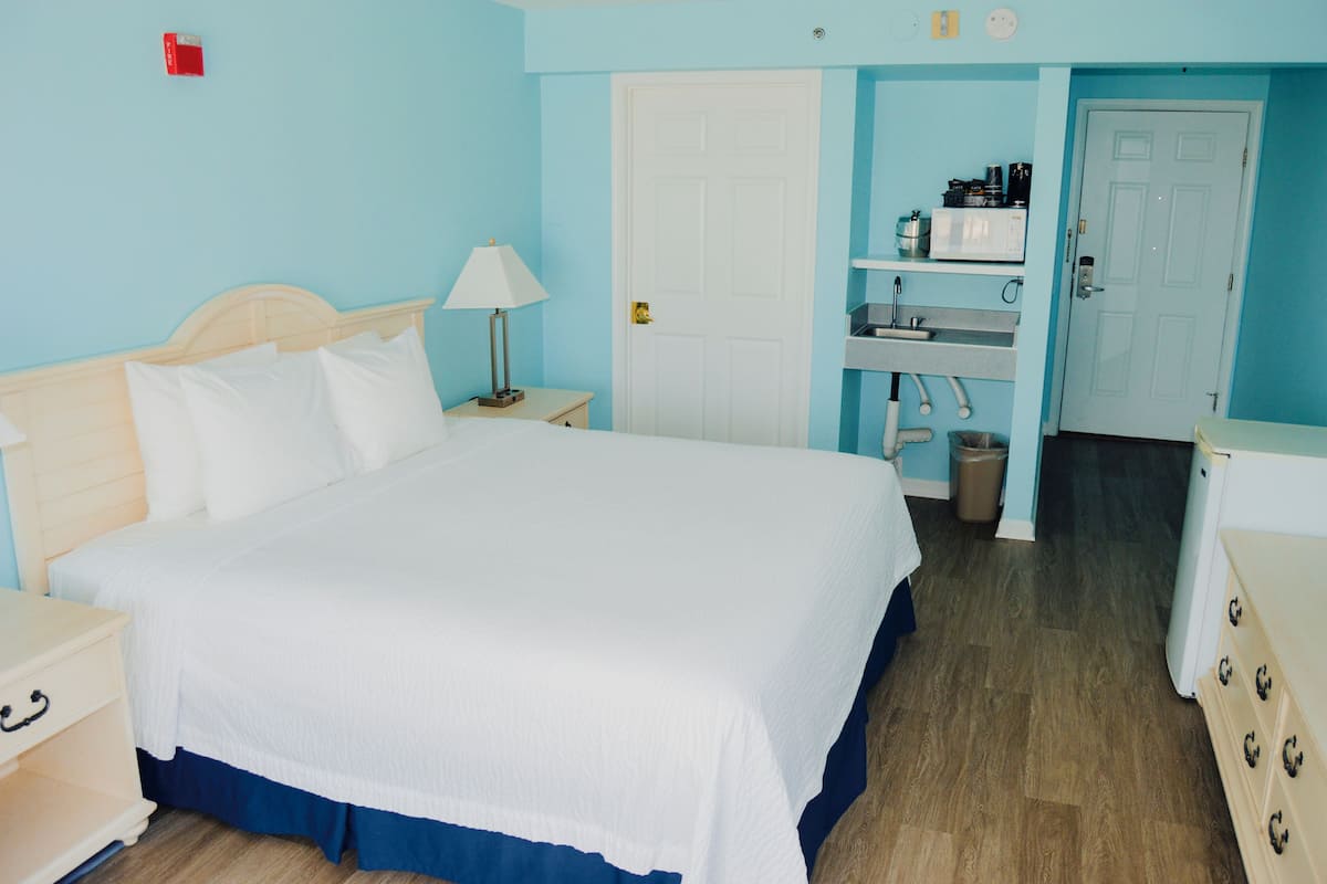 Traditional Room, 1 King Bed, Accessible, Oceanfront | Hypo-allergenic bedding, in-room safe, free WiFi, bed sheets