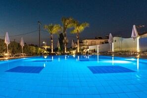 Outdoor pool, an infinity pool, open 9 AM to 7 PM, sun loungers - Sun Maris Studios (Rhodes)