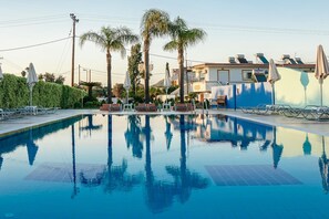 Una piscina al aire libre, una piscina infinita