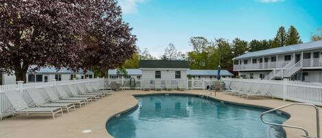 En säsongsöppen utomhuspool