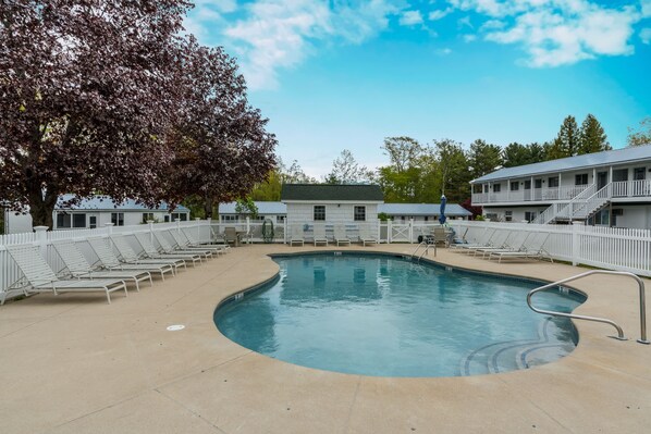 Seasonal outdoor pool - Ne'r Beach Motel (Wells)