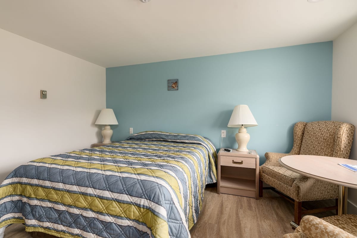 Habitación, 1 cama Queen size | Decoración personalizada, muebles diferentes y ropa de cama