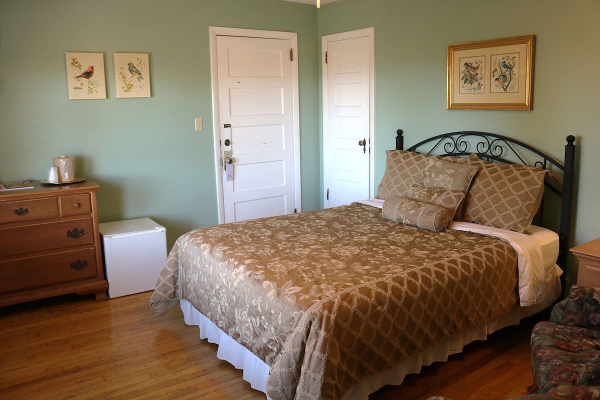 Lil’ Bo Peep Room | Individually decorated, iron/ironing board, cribs/infant beds