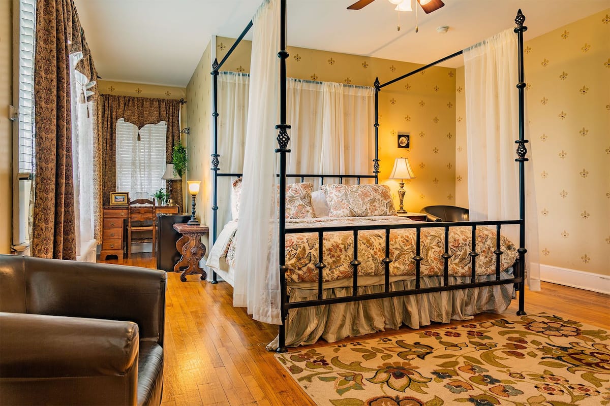Magnolia Room | Individually decorated, iron/ironing board, cribs/infant beds