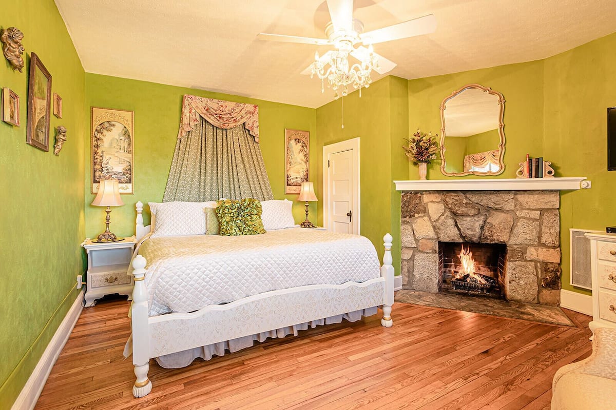 105) Renaissance Room | Individually decorated, iron/ironing board, cribs/infant beds