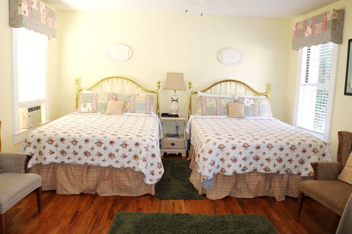 Quilt Haven Room | Individually decorated, iron/ironing board, cribs/infant beds