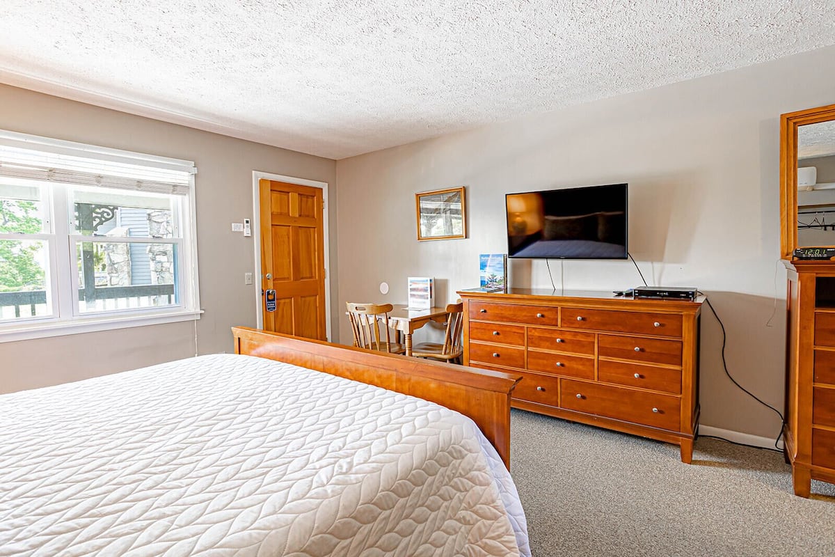 Little Echo Room 401 | Individually decorated, iron/ironing board, cribs/infant beds