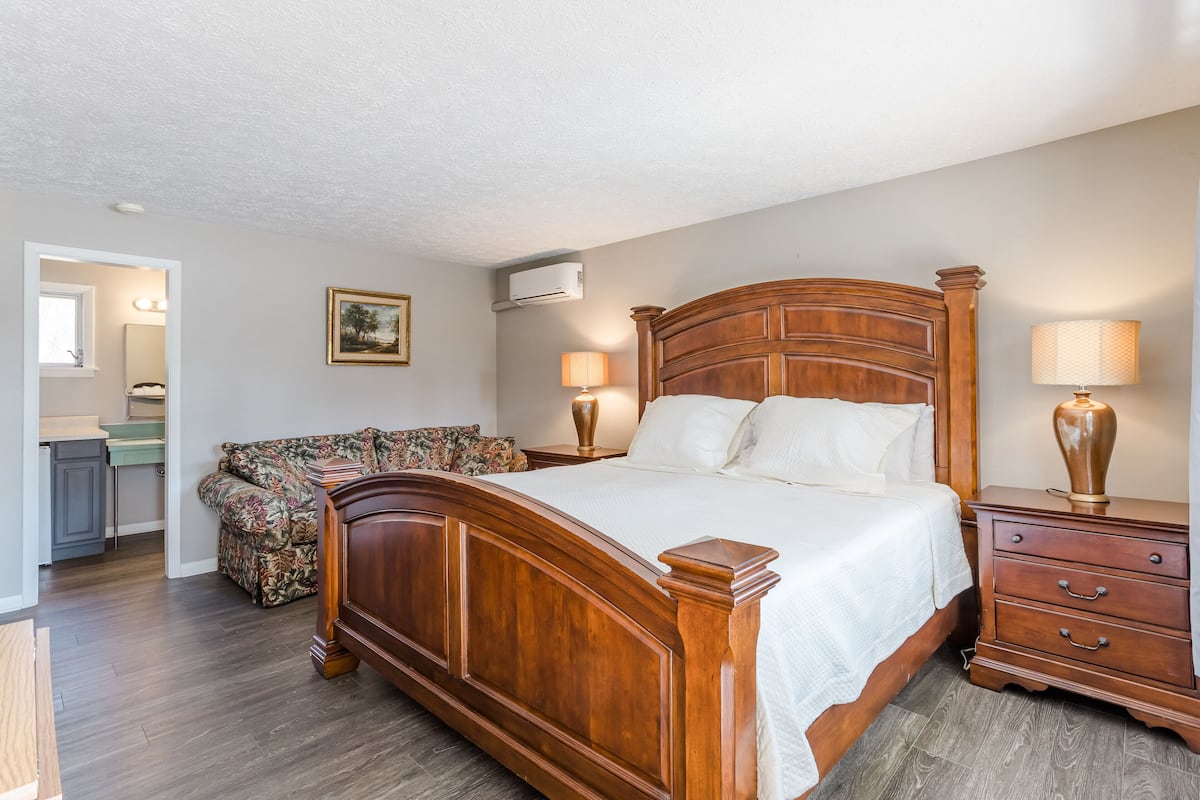 Little Echo Room 301 | Individually decorated, iron/ironing board, cribs/infant beds