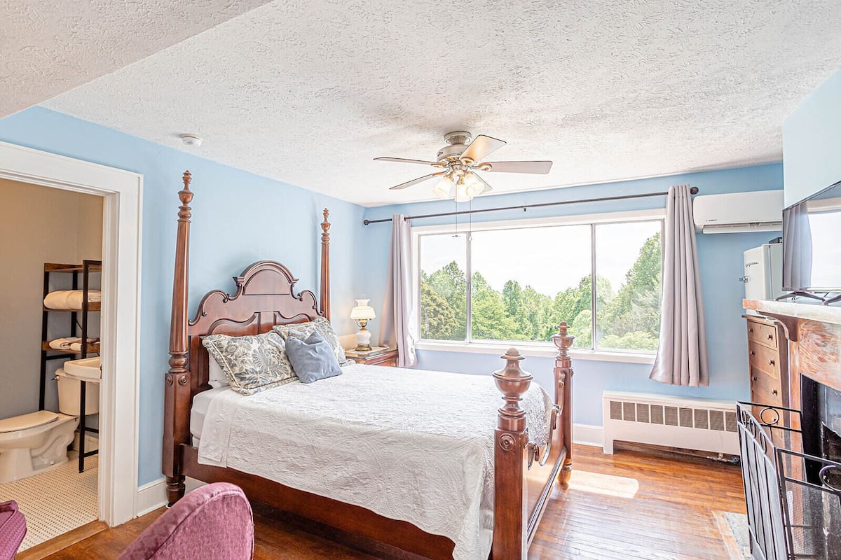 204) Blue Ridge Room | Individually decorated, iron/ironing board, cribs/infant beds