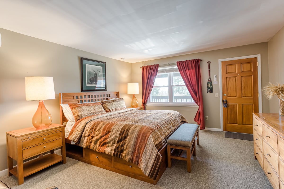 Little Echo Room 403 | Individually decorated, iron/ironing board, cribs/infant beds