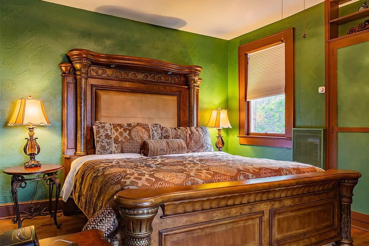 107) Biltmore Forest Room | Individually decorated, iron/ironing board, cribs/infant beds