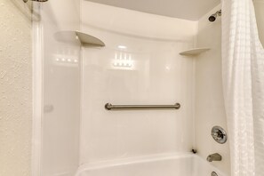 Chambre classique double | Salle de bain | Ensemble baignoire-douche, serviettes fournies