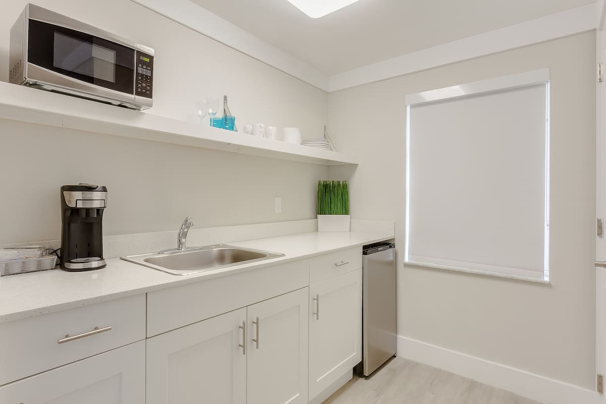 fridge, coffee/tea maker