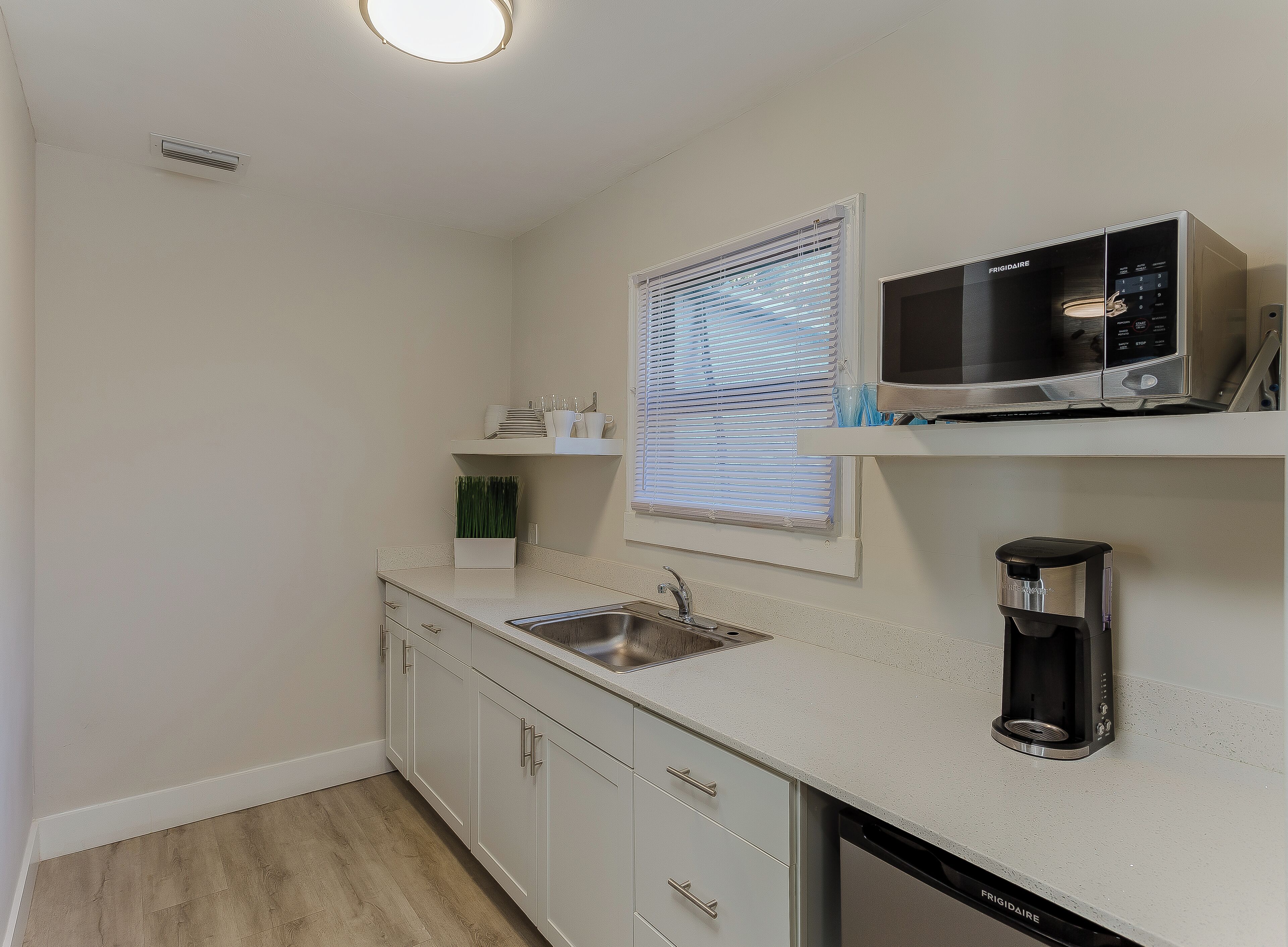 deluxe studio suite | private kitchen | fridge, coffee/tea maker