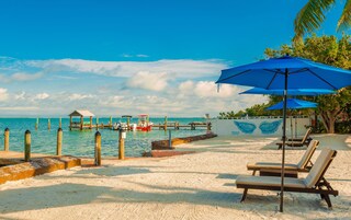 En la playa, sillas reclinables de playa, snorkel, kayak