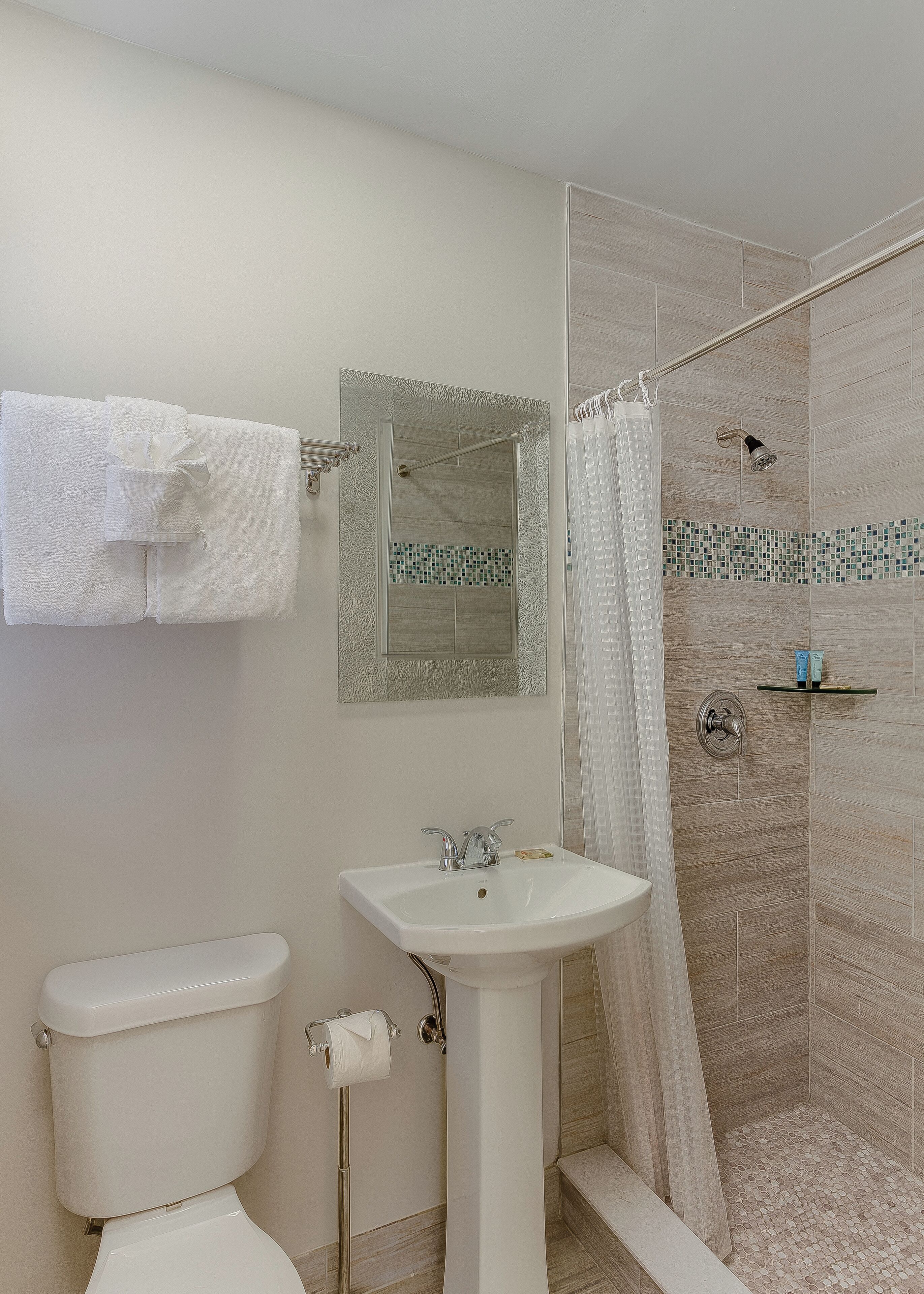 deluxe studio suite | bathroom | shower, free toiletries, towels