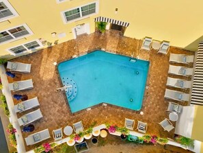 Piscina externa, funciona das 9h às 21h, guarda-sóis, espreguiçadeiras