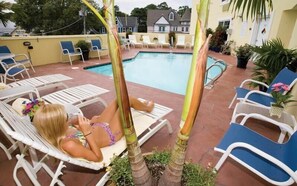 Piscine extérieure, accès possible de 9 h à 21 h, parasols