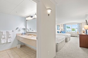 Traditional Tek Büyük Yataklı Oda, 2 Büyük (Queen) Boy Yatak | Kaliteli yatak takımı, odada kasa, ayrı ayrı dekore edilmiş, masa 